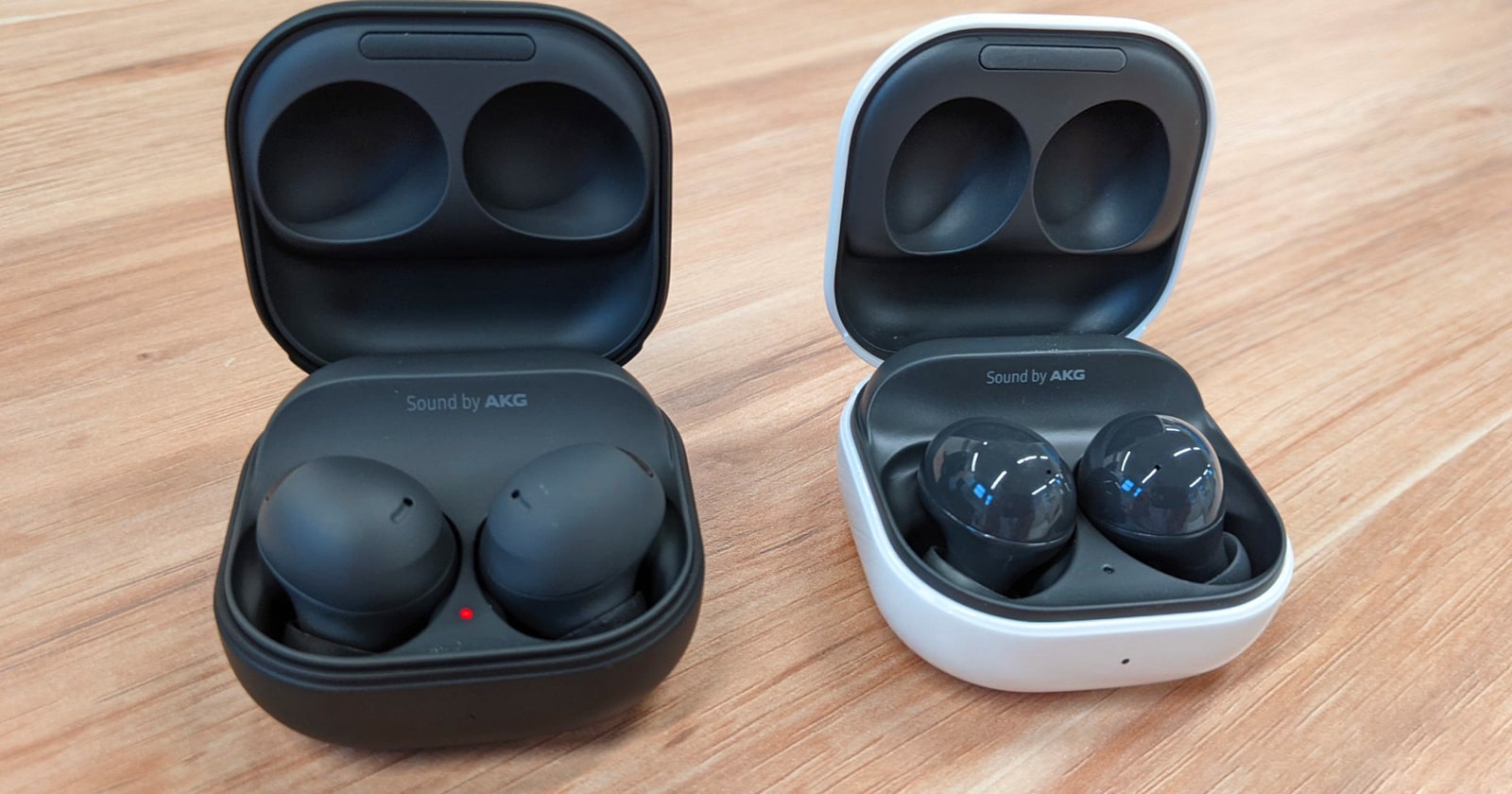 Difference Between Galaxy Buds and Galaxy Buds 2
